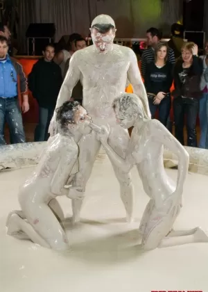 Похотливые спортивные девчонки устраивают жесткую драку, заканчивающуюся пылким лесбийским сексом