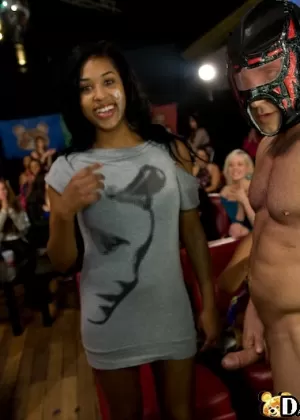 Непослушная зрелая блондинка в очках получает сперму на лицо после дрочки