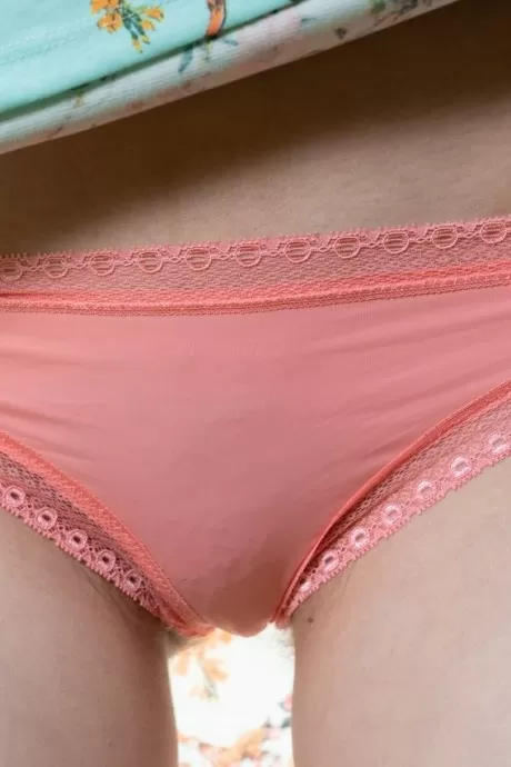 Молоденькая первокурсница Полли раздвигает свою натуральную киску на брев 3