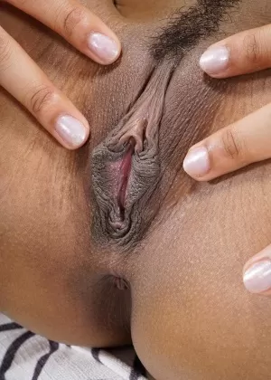 Горячая чернокожая девушка Кира Нуар снимает нижнее белье, прежде чем засунуть фаллоимитатор себе в задницу