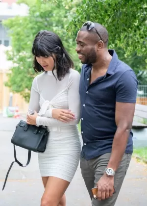 Брюнетка с великолепными ногами Леди Ди получает двойной трах от огромных черных петухов