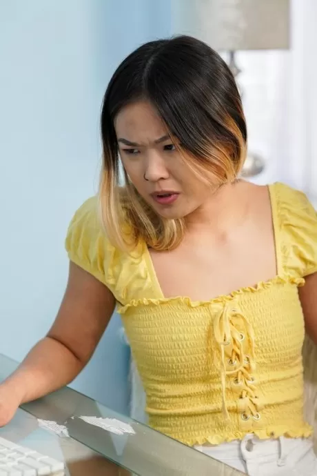 Японская девушка надевает носки и гетры во время секса на кровати