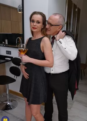 Молоденькая секретарша Кэт Ди выставляет напоказ свои голые сиськи в чулках и на каблуках