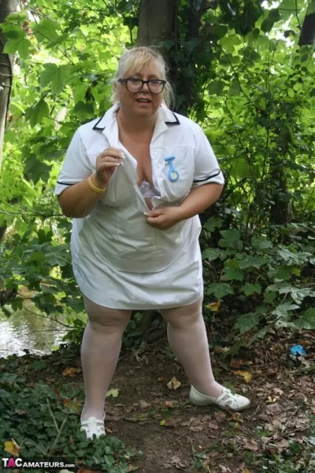 Тучная блондинка медсестра Лекси Каммингс занимается сексом с двумя мужчина 3