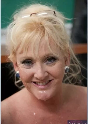 Зрелая учительница Кайла Кливейдж трахается в свою жирную задницу