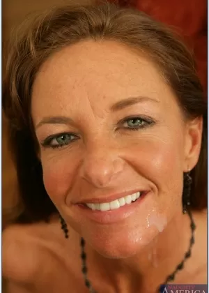 Зрелая жена Сара Брикс показывает спелые сиськи и страстно трахается