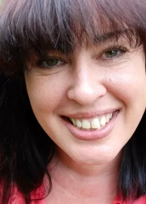 Зрелая любительница сочной Джейни обнажает свои большие сиськи и попку в саду