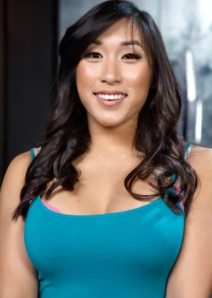 Кудрявая Азиатская красотка с бондажем Миа Ли принимает жесткую порку с завязанными глазами