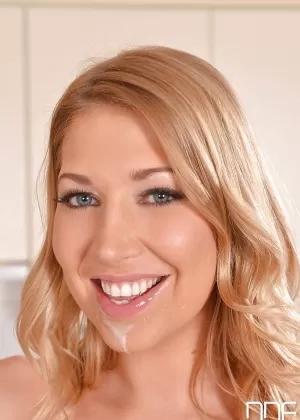 Европейская порнозвезда Лекси Лоу снимает нижнее белье во время орального секса на кухне