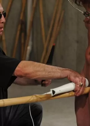 Большая сиськастая рыжая пышная Клэр сосет крошечный член парня, прежде чем сесть ему на лицо