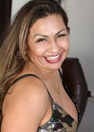 30-летняя латиноамериканка Рокси Рокс мастурбирует, раздевшись до чулок