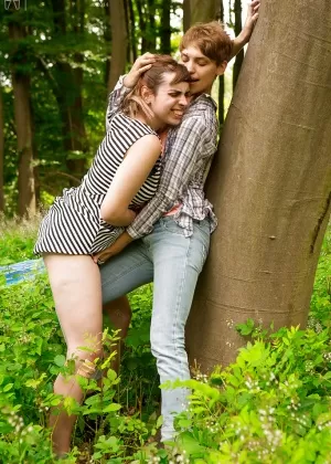 Коротко стриженные лесбиянки Анахи и Нора выходят на улицу, чтобы потрогать пальцами киски друг друга