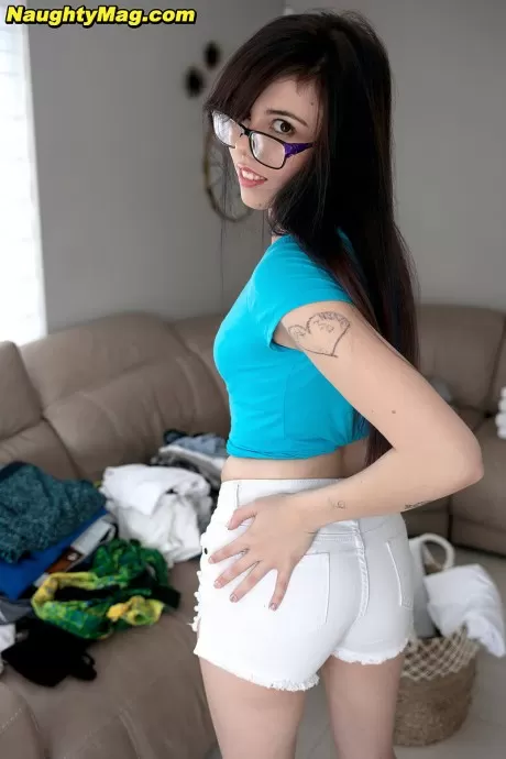 Симпатичная молоденькая Бекса Пирс дебютирует обнаженной после того, как слож 5