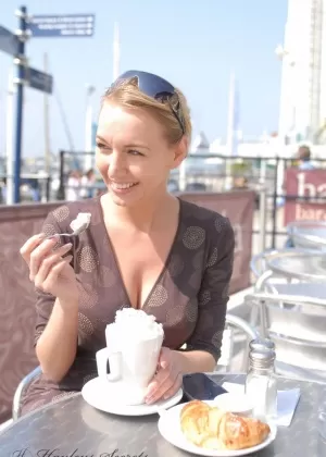 Британская цыпочка Хейли Мари Коппин и ее любовник-лесбиянка раздеваются до чулочно-носочных изделий