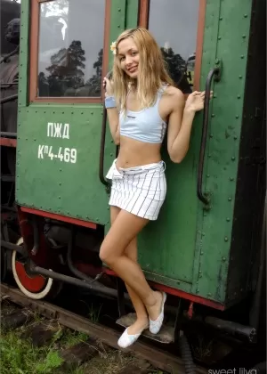Молодая блондинка Сладкая Лиля щиплет за железнодорожные вагоны, чтобы показать свою задницу и пизду