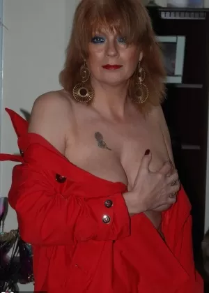 Сексуальная 30-летняя рыжеволосая Синди Синклер раздевается перед тем, как поиграться со своей бритой пиздой