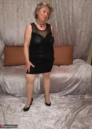 Белокурой милфе Аннеке Нордстрем нравится твердый член молодого человека в ее жопе