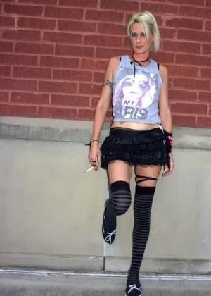 Любительская толстушки Ди Сирен мастурбирует и сосет член на общественной скамейке