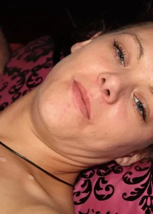 Британскую шлюшку Тринити трахают в черных чулках выше колена