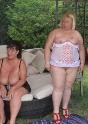 Полная блондинка Лекси Каммингс участвует в групповом сексе на открытом воздухе