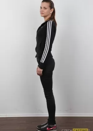 Симпатичная молоденькая Изабела полностью раздевается перед крупным планом своего рывка