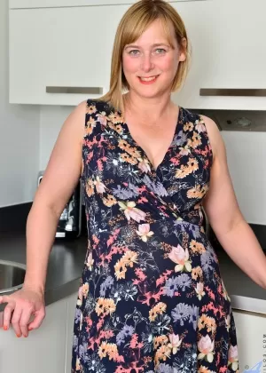 Блондинка баюкает свою упругую грудь после снятия лифчика и трусиков