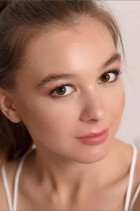 Коллекция симпатичных женщин, полностью раздевающихся на открытом воздухе