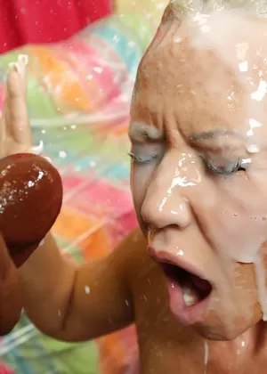 Латиноамериканскую красотку Колби Макадамс заставляют сосать член во время БДСМ траха