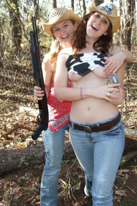 Подростки Руби и Шелби, дразнящие член, играют в девочек-коровок на открытом возду 7