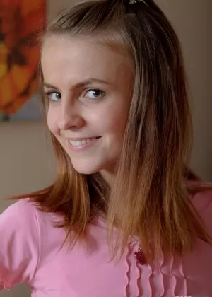 Крошечная подросток Дарина снимает с себя одежду и Мэри Джейнс перед жестким анальным сексом