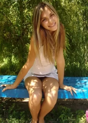 Очаровательная блондинка Анна Ди задирает юбку без трусиков на открытом воздухе