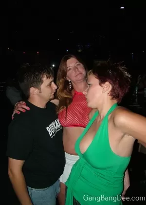 Американская свингерша Трейси Лик и ее подружка устраивают вечер выпивки и секса