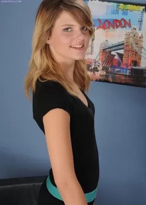 Миниатюрная блондинка Скарлетт Фивер ласкает упругие подростковые груди и розовое влагалище