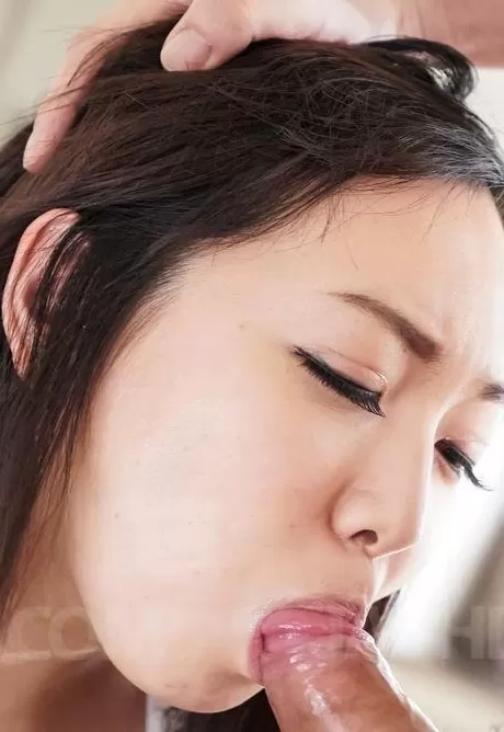 Чиеми Яда получает вибратор под юбку и кончает в рот втроем