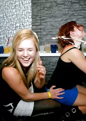 Распутные любительские красотки сосут фальшивый член и трахаются с фальшивой спермой