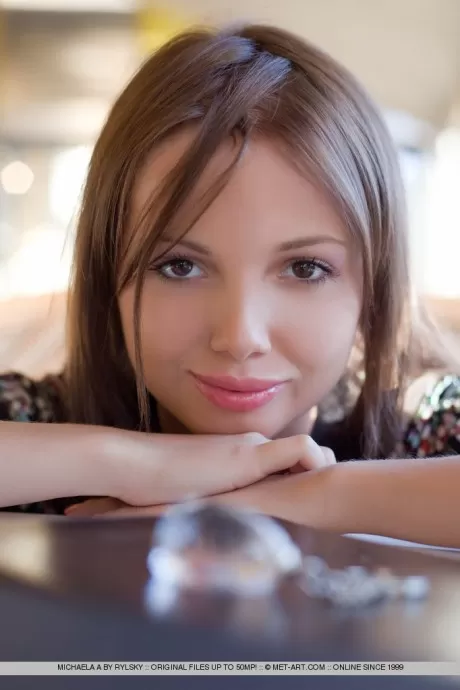 Молоденькая Микаэла А с симпатичным личиком и босыми ногами показывает идеальную лысую киску