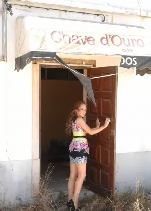 Голая блондинка Белинда позирует на камнях, ее горячая попка вдыхает горный воздух