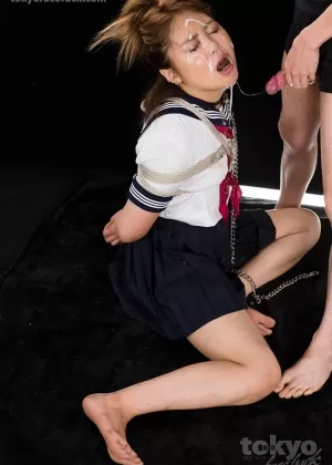 Японская студентка показывает свои стринги под юбкой, прежде чем сделать футфетиш