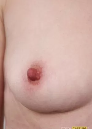 Новичок Яна много улыбается снимая всю свою одежду