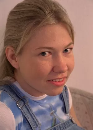 Первый таймер смешанной расы Мария показывает сиськи тини во время раздевания догола