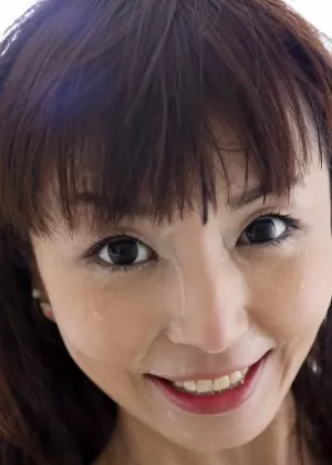 Красивая японская девушка Марика Хасэ отсасывает большой черный член