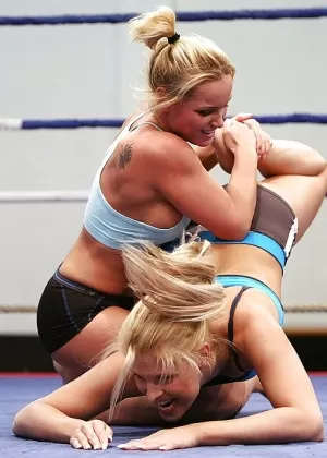 Возбужденные смазанные милашки в трусиках-стрингах борются за лесбийское доминирование