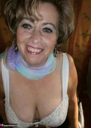 Пикантная умелая зрелая с толстым телом Молли позирует и раздвигает ноги