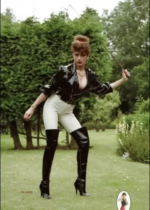 Зрелая леди Леди Соня принимает участие в сексуальном фемдом фетиш действии