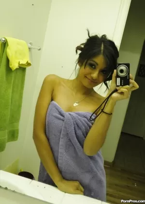 Грудастая латиноамериканка Руби Рейес раздвигает свою тугую киску после душа 61468275