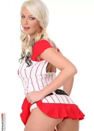 Распутная болельщица получает полный рот горячей спермы после страстного секса втроем