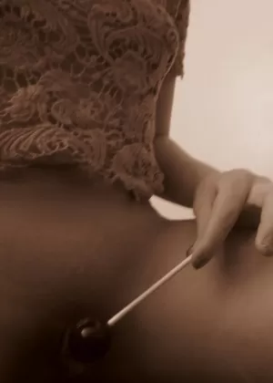 Азиатская модель Махина обнажает свою задницу в нижнем белье и полностью сшитых чулках