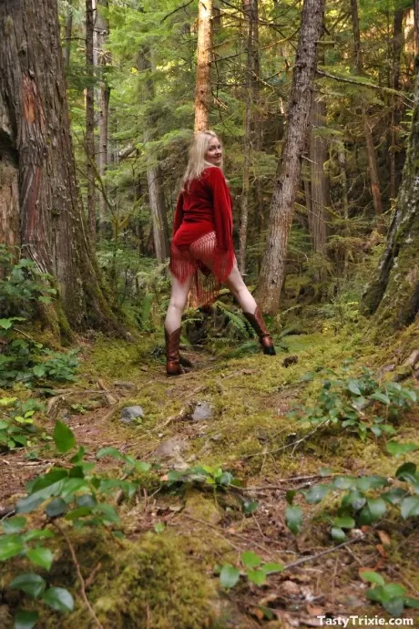 Зрелая любительница показывает свою голую задницу после раздевания в старовозрас 1