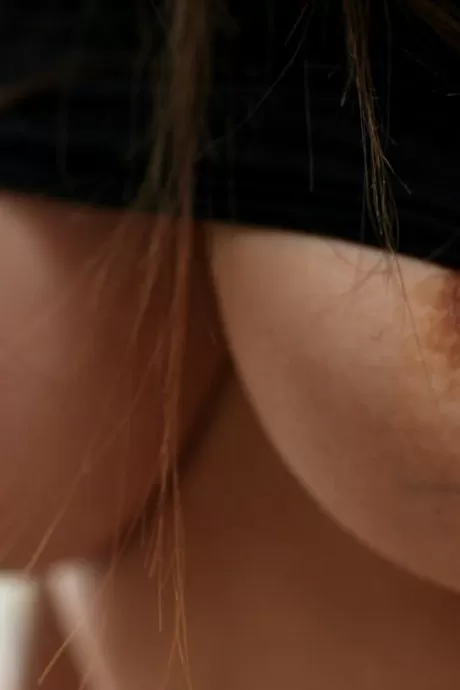 Красивая японская молоденькая Май выставляет напоказ свои большие сиськи и пышный куст