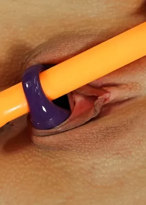 Крупным планом красотка в Дидо в нижнем белье играет со своей бритой киской